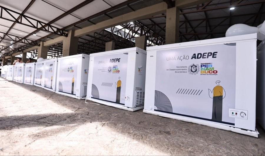 Feirantes de Santa Cruz do Capibaribe recebem 149 freezers horizontais