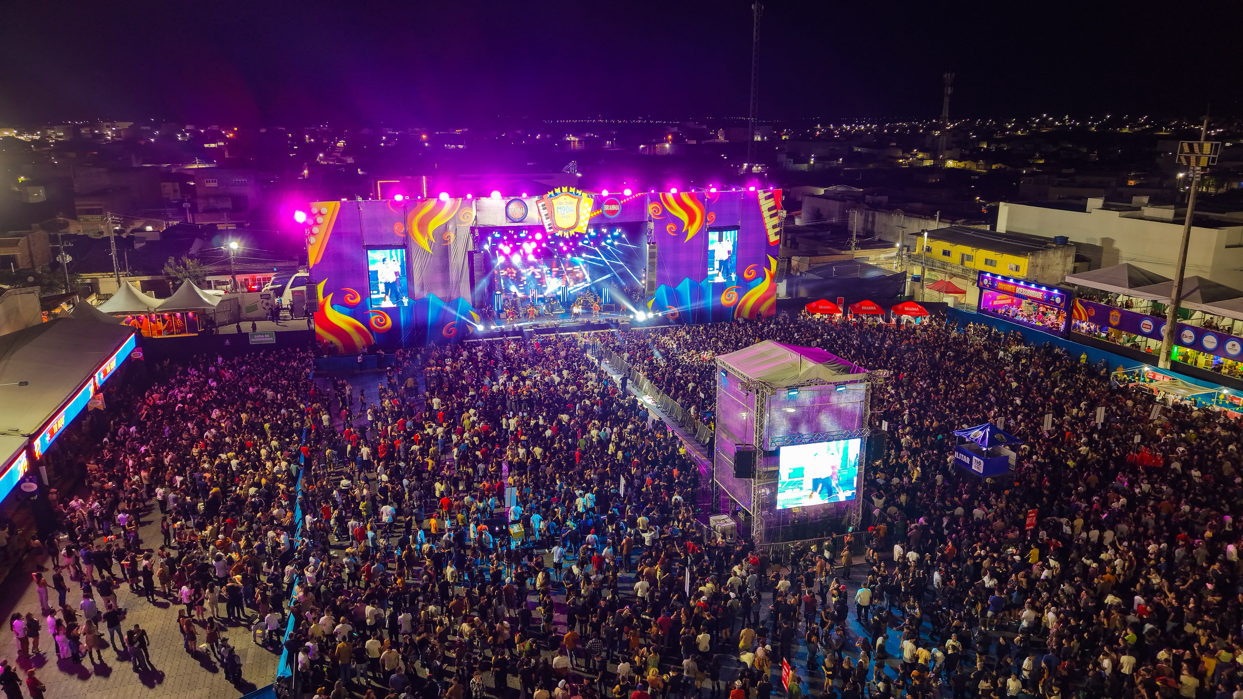 Wesley Safadão no palco e Xand Avião comandando o trio elétrico agitam fim de semana em Santa Cruz
