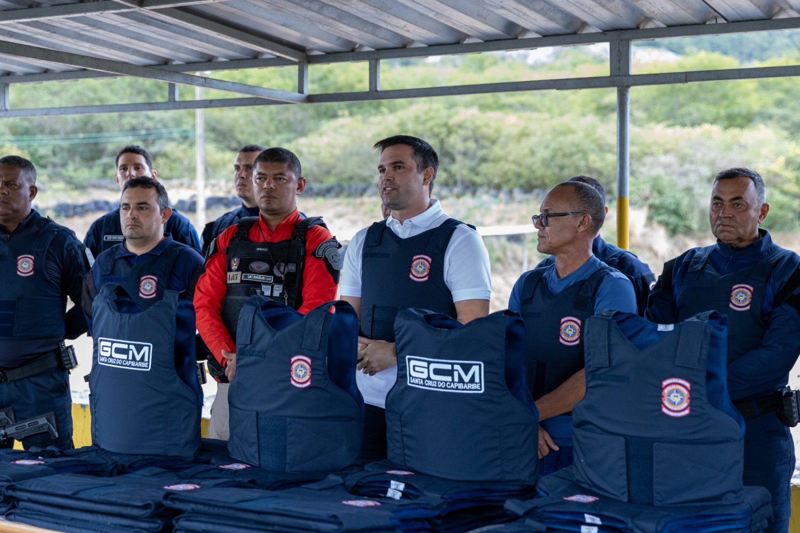 Prefeito Helinho Aragão entrega 35 novos coletes para a Guarda Civil Municipal